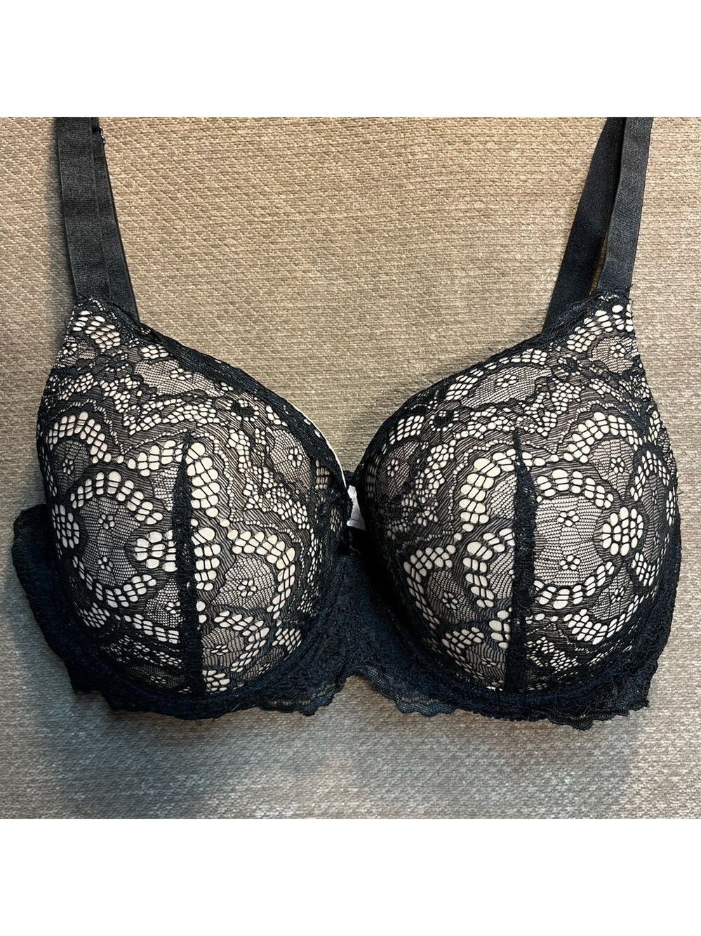 Curve Muse black lace underwires padded bra. Size 34DD